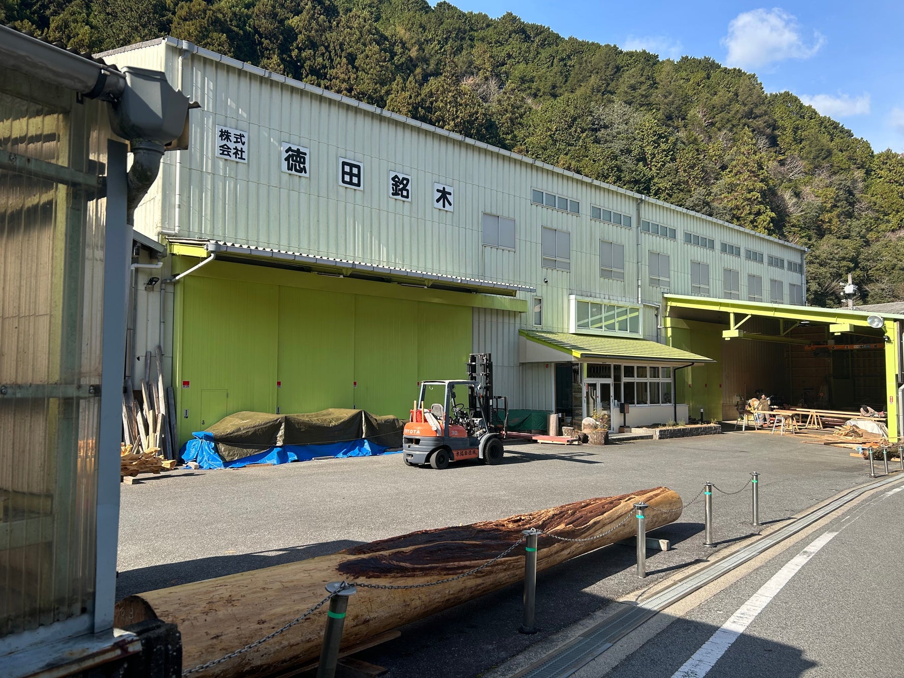 吉野の森と徳田銘木　磨き丸太・自然木からみる“日本の木”