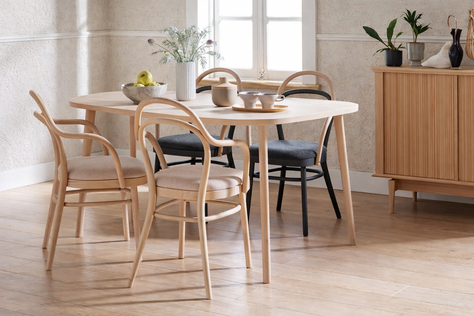 木を曲げる技術が生む、美しい家具